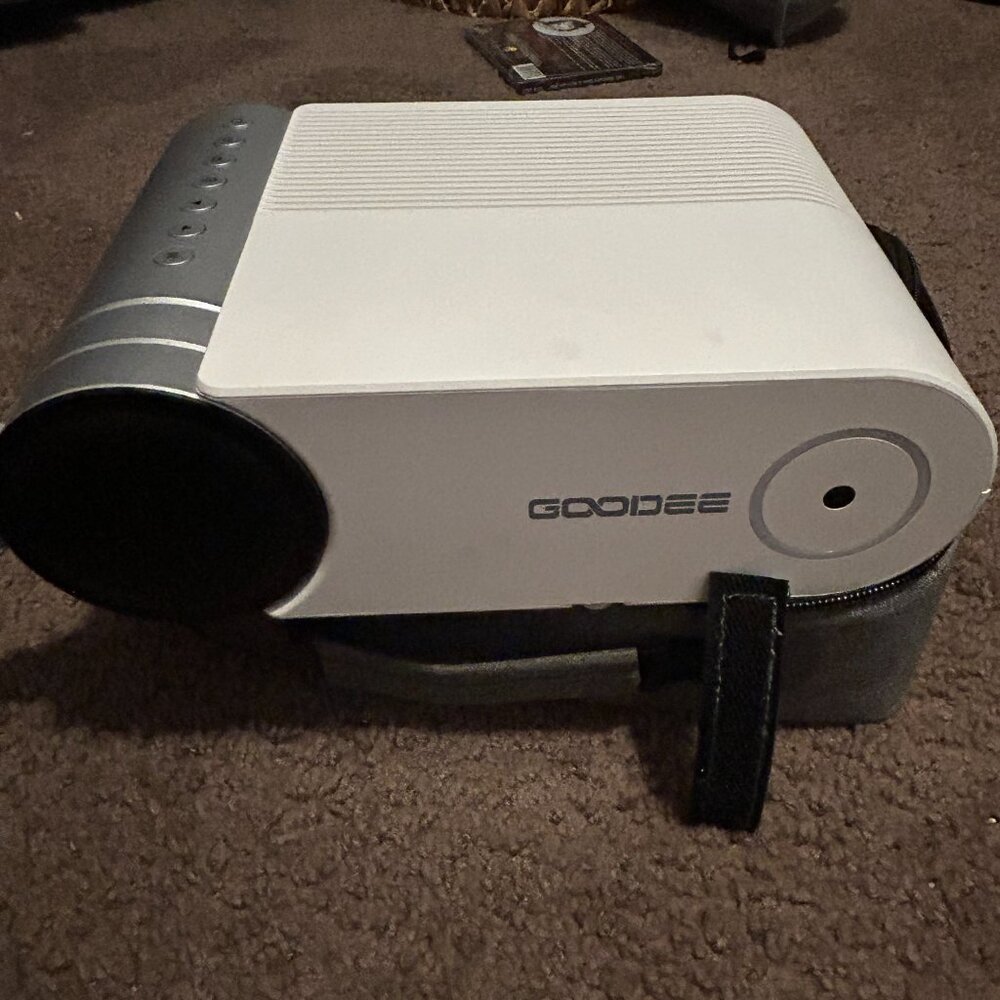 Goodee YG420 HD Video Projector w. Bag/Remote/Cables 3200 Lumen‎ 1080p